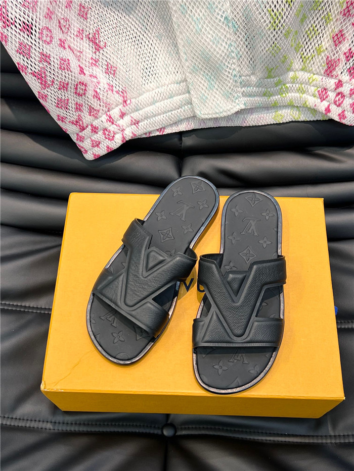 39위 LOUIS VUITTON 루이비통 남성용 슬리퍼 L21001