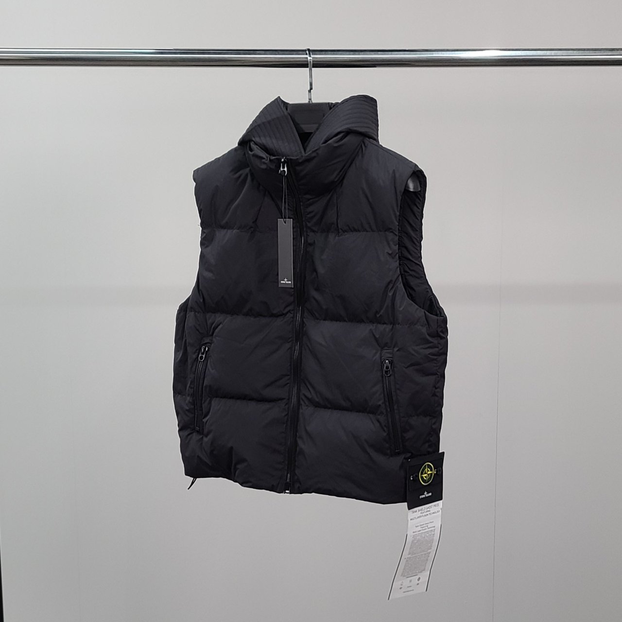 STONE ISLAND 스톤아일랜드 덕다운 사이드와펜 후드패딩 조끼