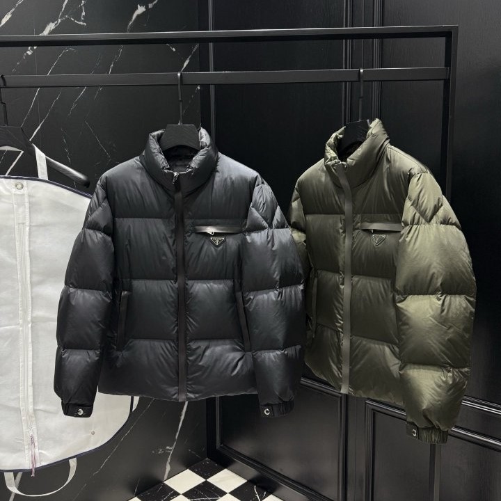 PRADA 프라다 레더 디테일 다운 패딩