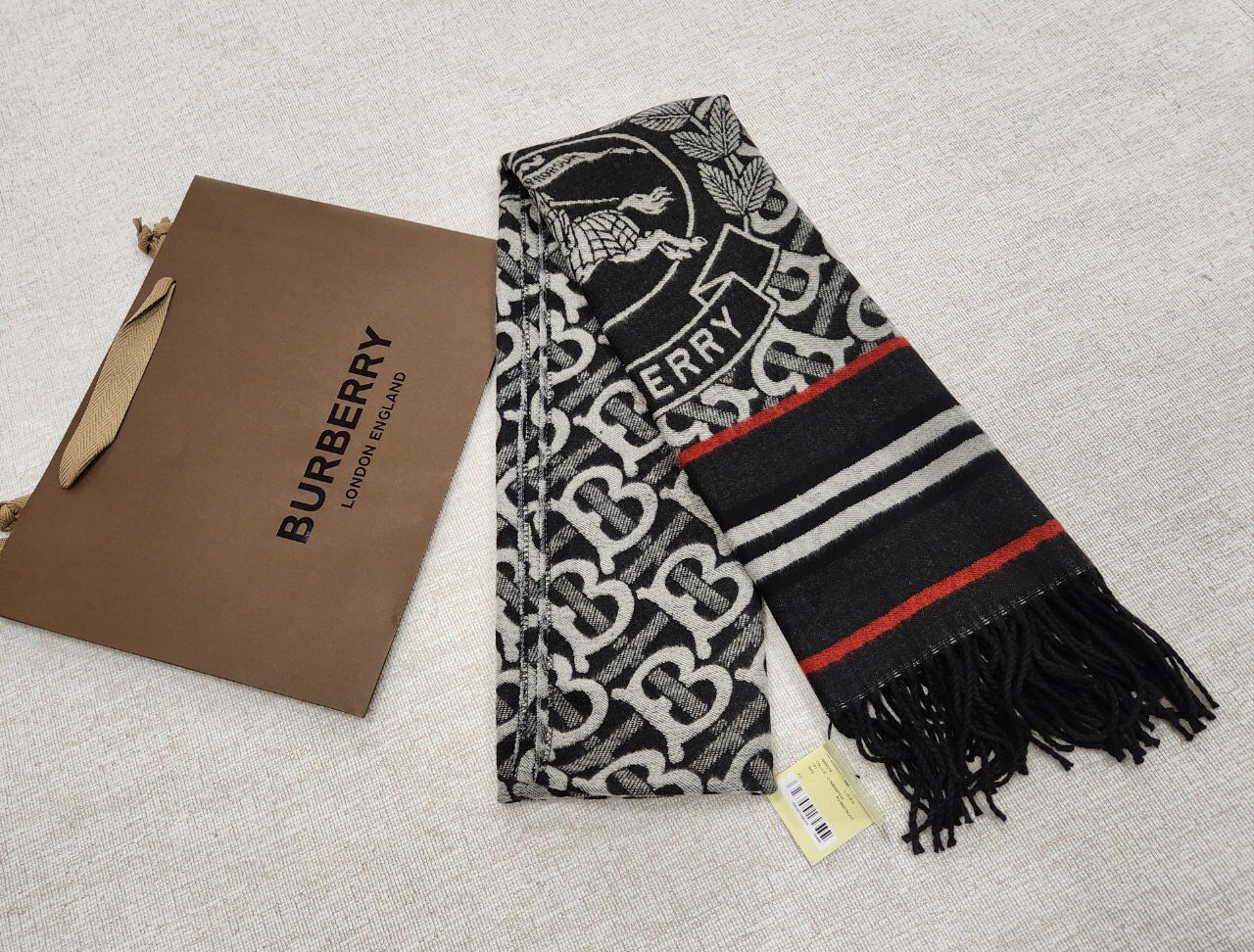 BURBERRY 버버리 캐시미어 몽타주 자카드 스트라이프 숄 & 머플러