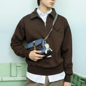 PRADA 프라다 트라이앵글 패치 스웨이트 셔츠