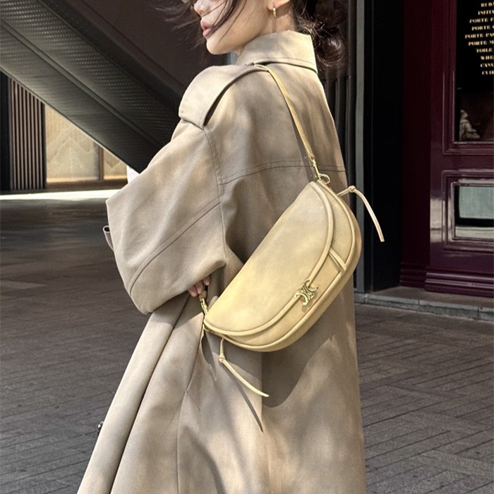 CELINE 셀린느 하프 문 스몰 숄더백 103737