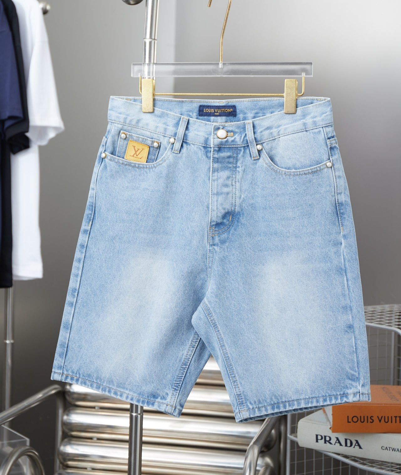 LOUIS VUITTON 루이비통 64265 엠브로이더드 LV 패치 데님 쇼츠