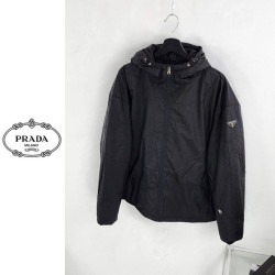 PRADA 프라다 삼각 로고 소매 지퍼 라이트 패딩